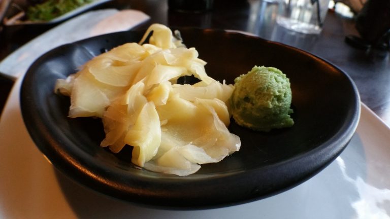 En esta fotografía, vemos jengibre acompañado de un poco de wasabi
