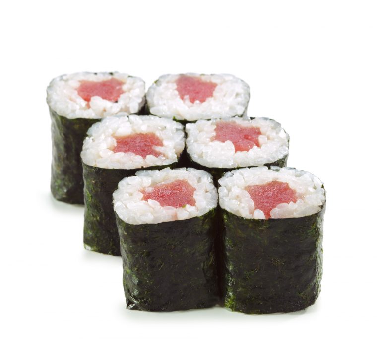 En esta fotografía, podemos ver seis makis de atún