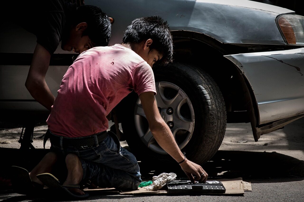 En esta fotografía, vemos al profesional de un taller en pleno proceso de reparación