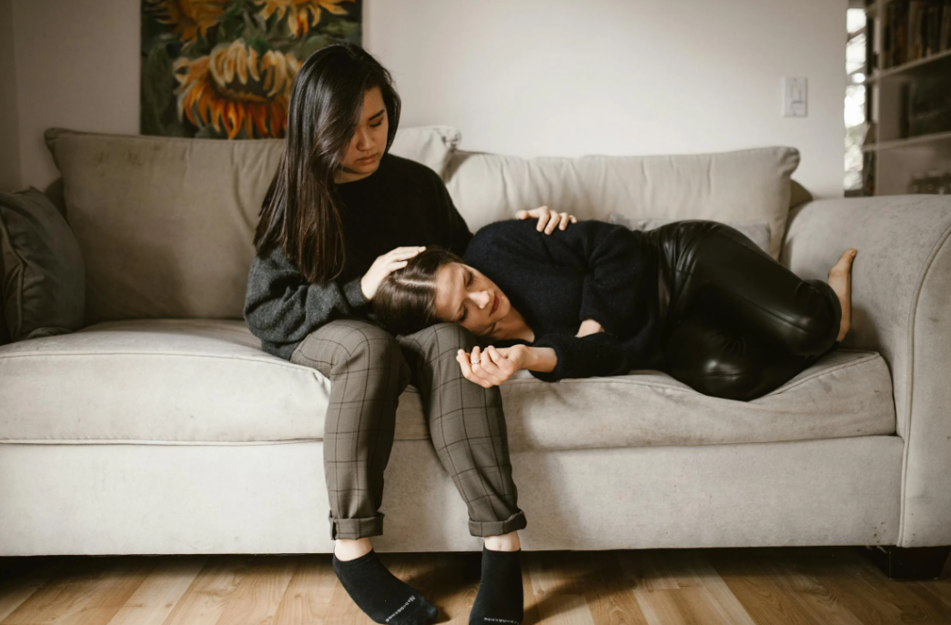 En esta imagen, vemos a una mujer consolando a otra