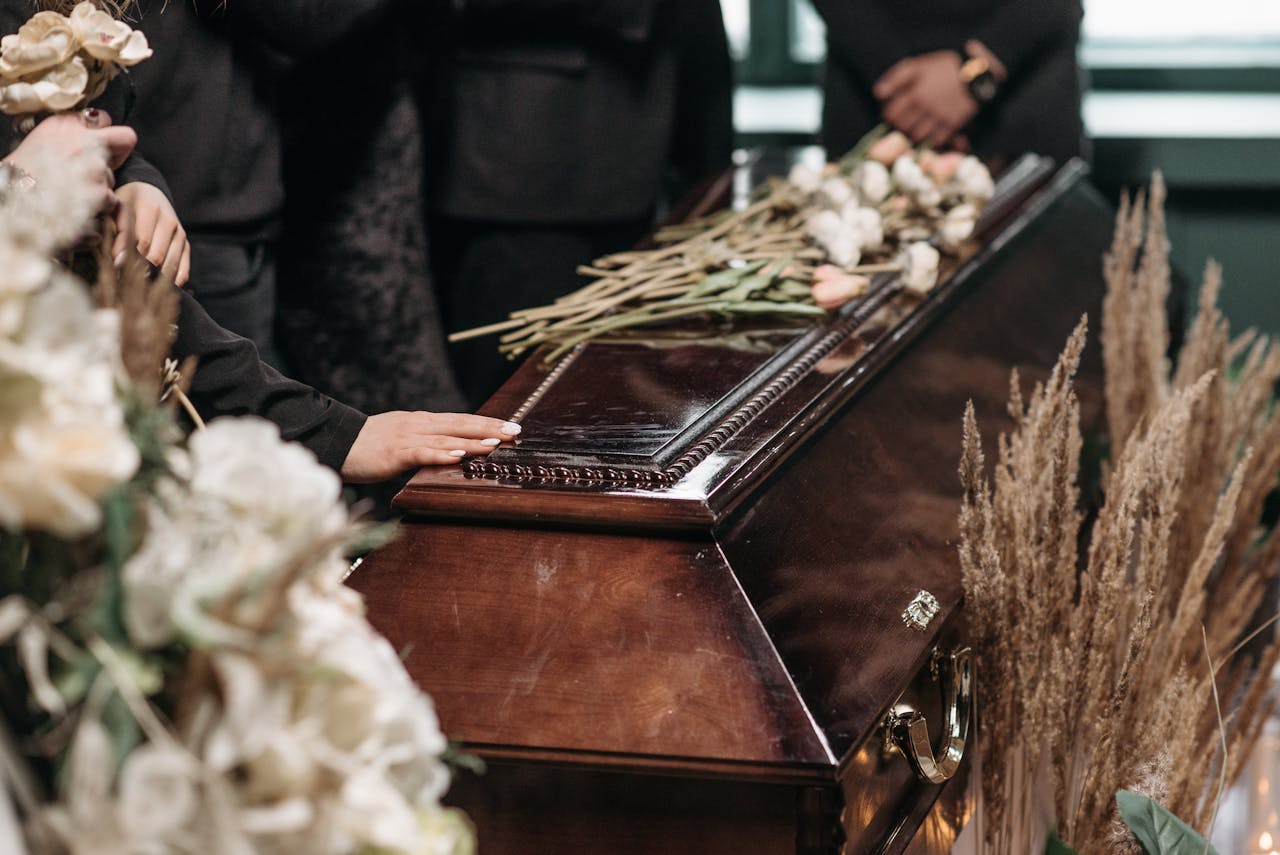 En esta imagen, vemos un ataúd sin presencia de elementos religiosos como cruces