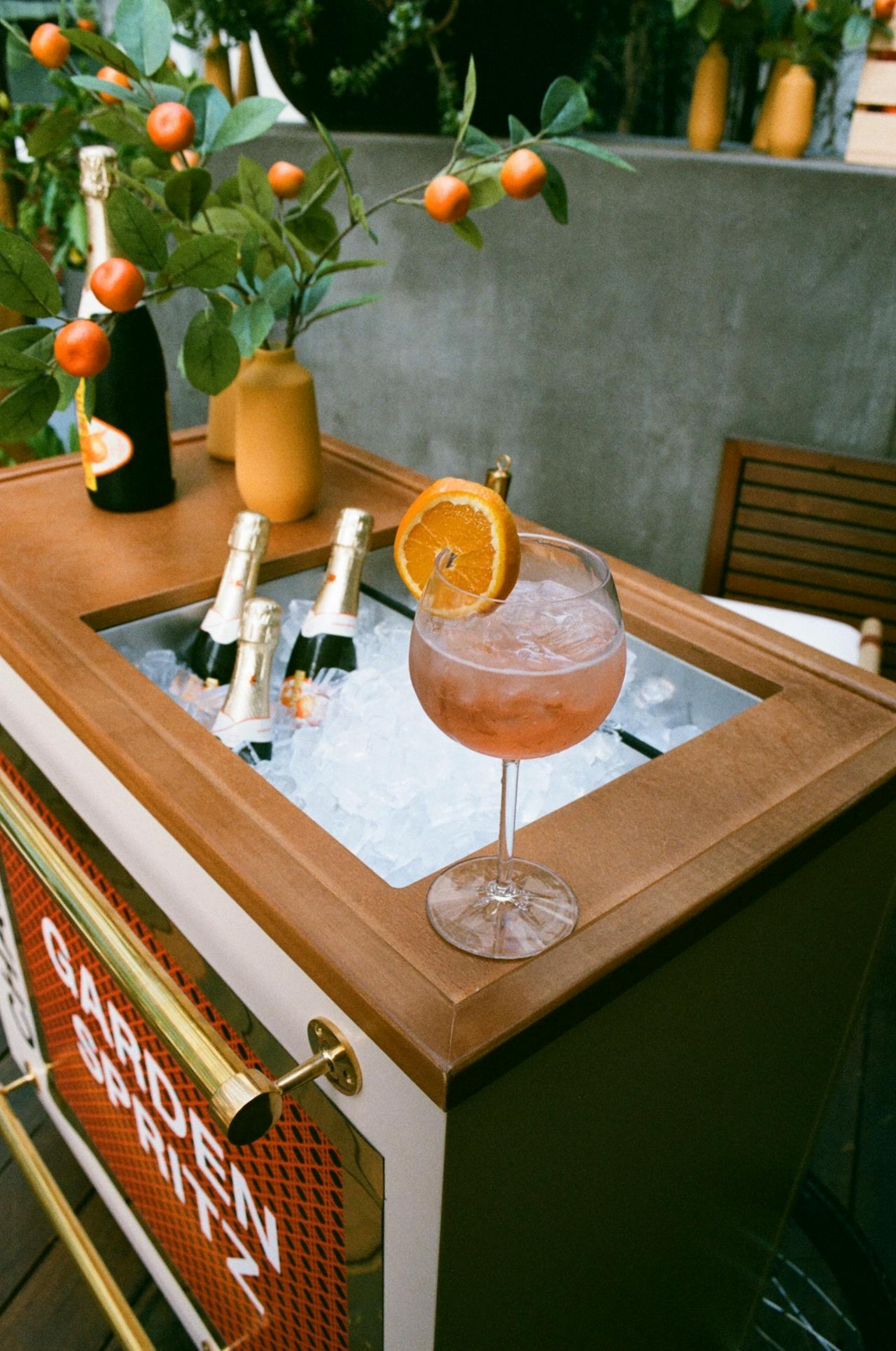En esta imagen, vemos varias bebidas ideales para una celebración matrimonial