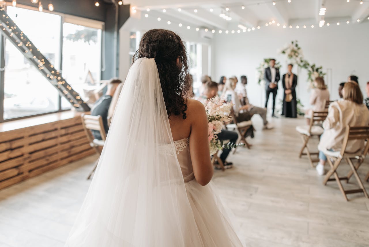 En esta fotografía, vemos la celebración de una boda civil