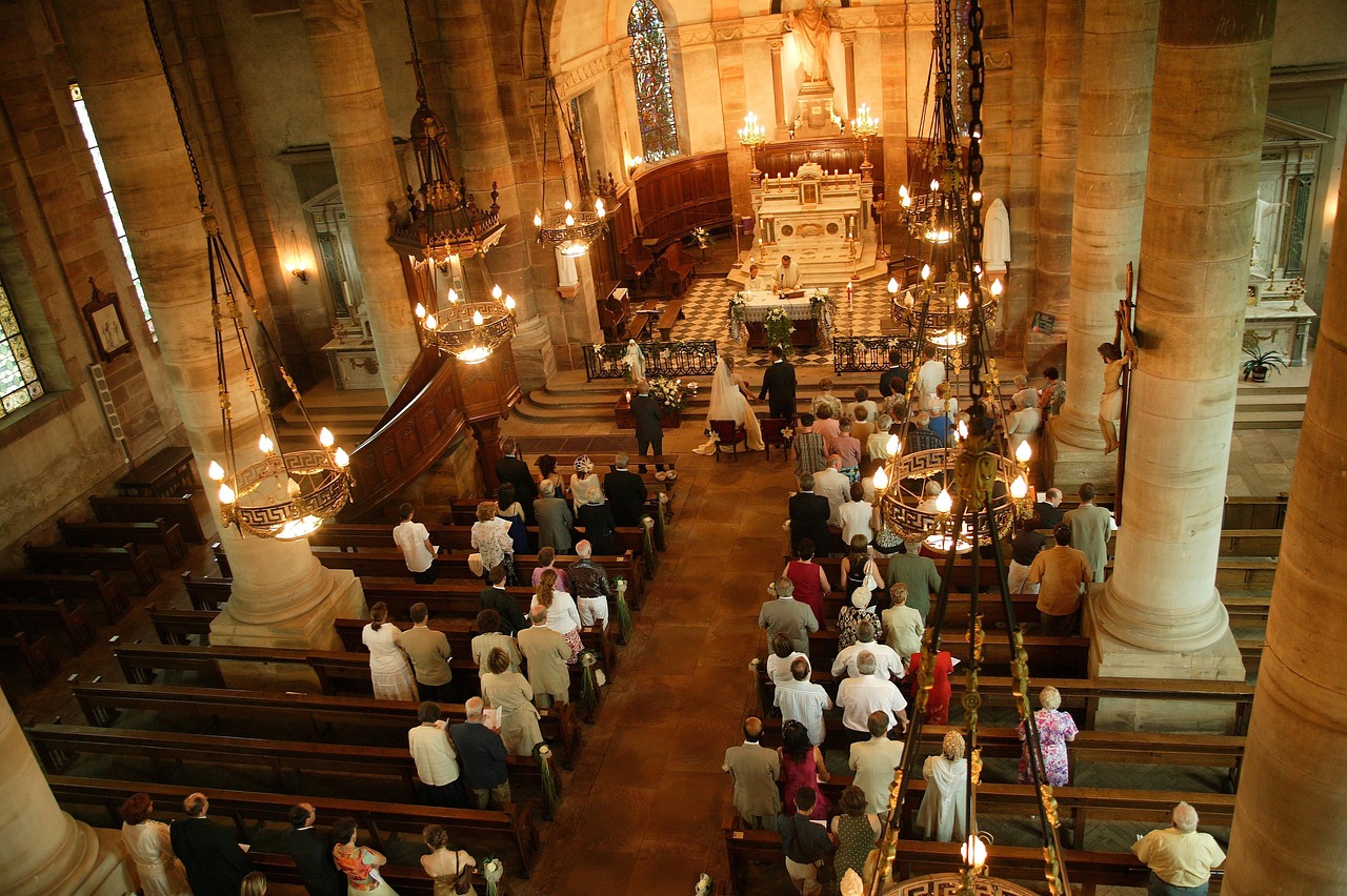 En esta fotografía, vemos una boda religiosa en una iglesia
