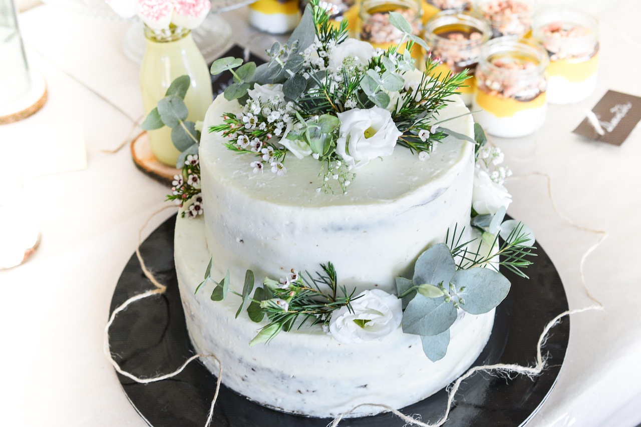 En esta imagen, vemos un pastel decorado con flores preservadas