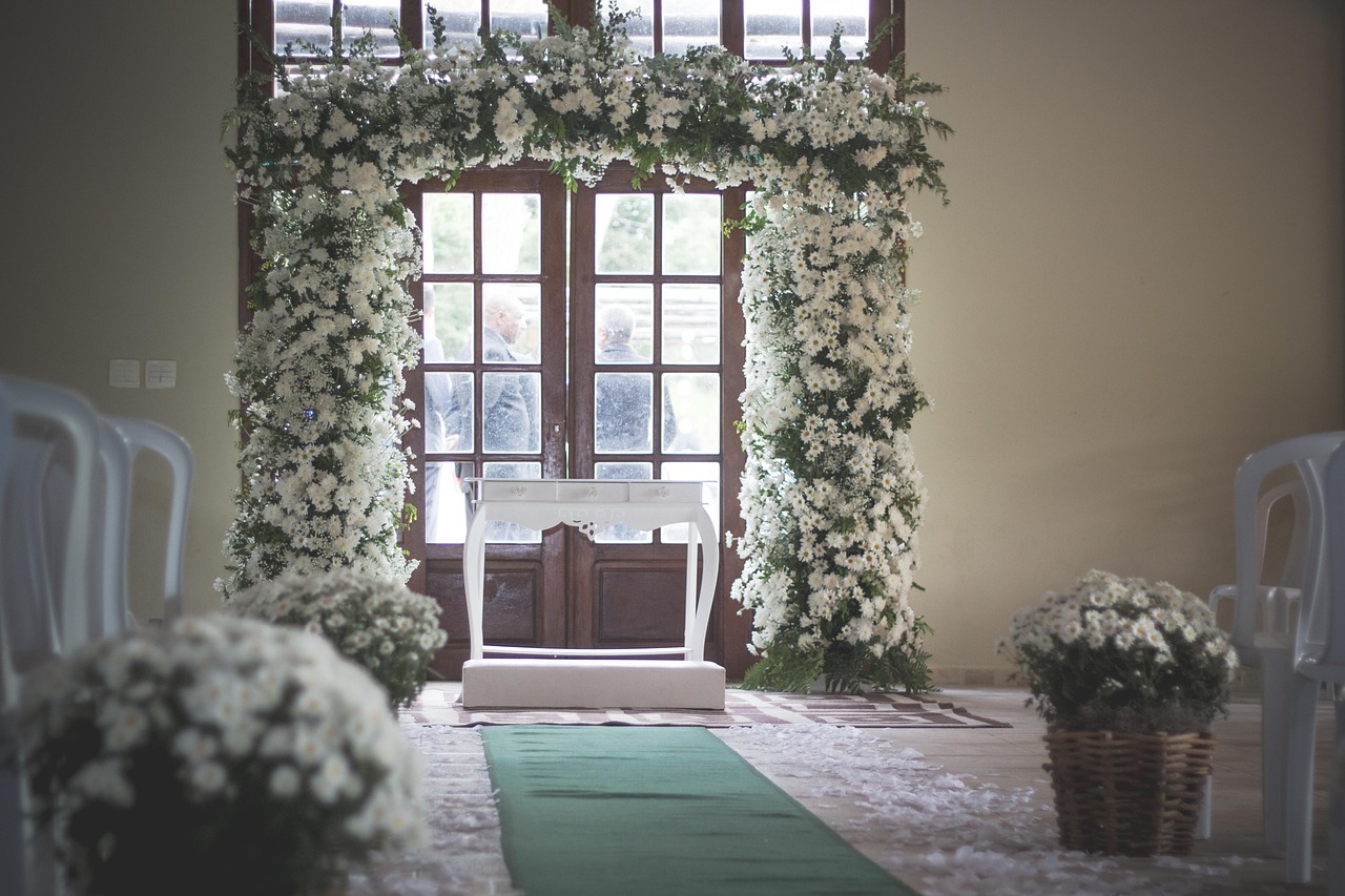 En esta fotografía, vemos un altar decorado con gusto