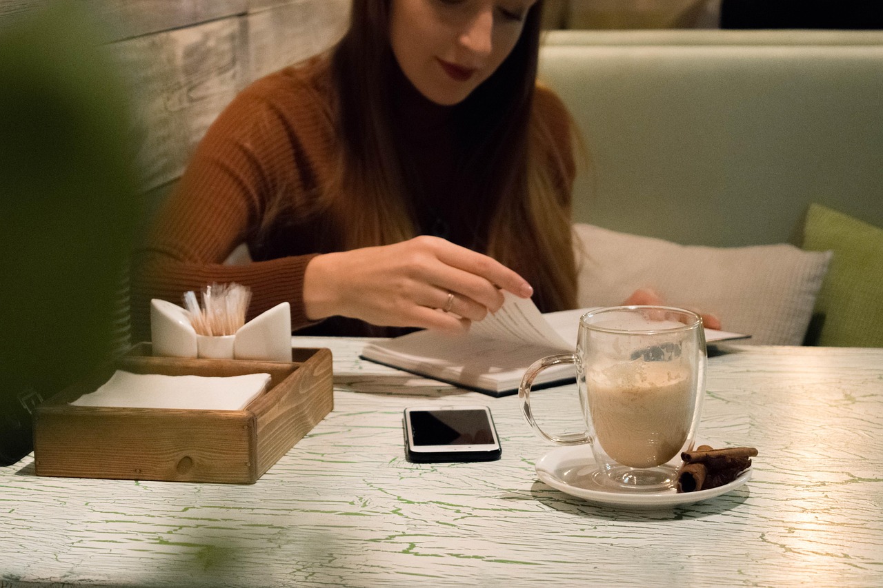 En esta fotografía, podemos ver a una wedding planner organizando una futura boda