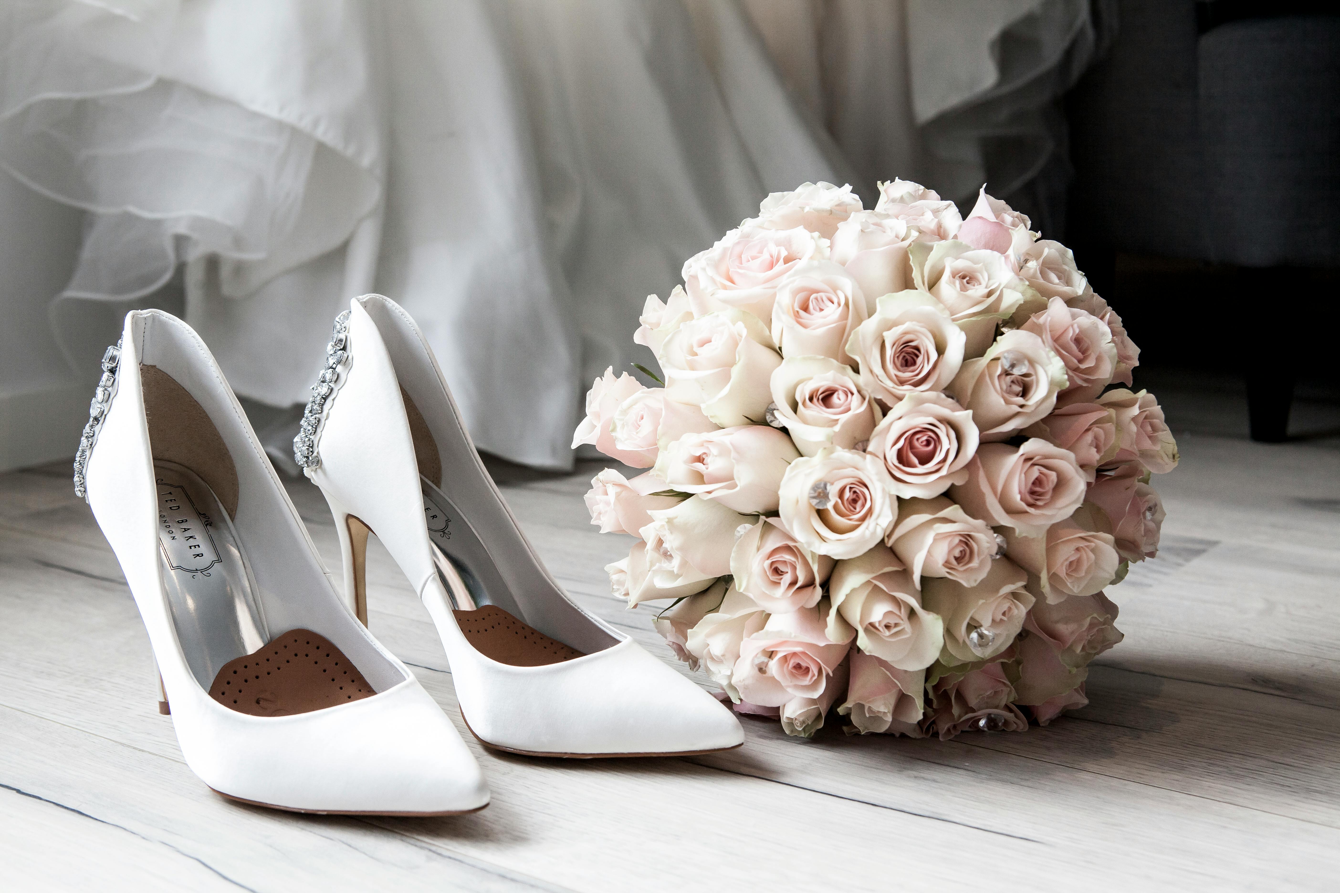 En esta imagen, vemos los zapatos y el ramo de la novia
