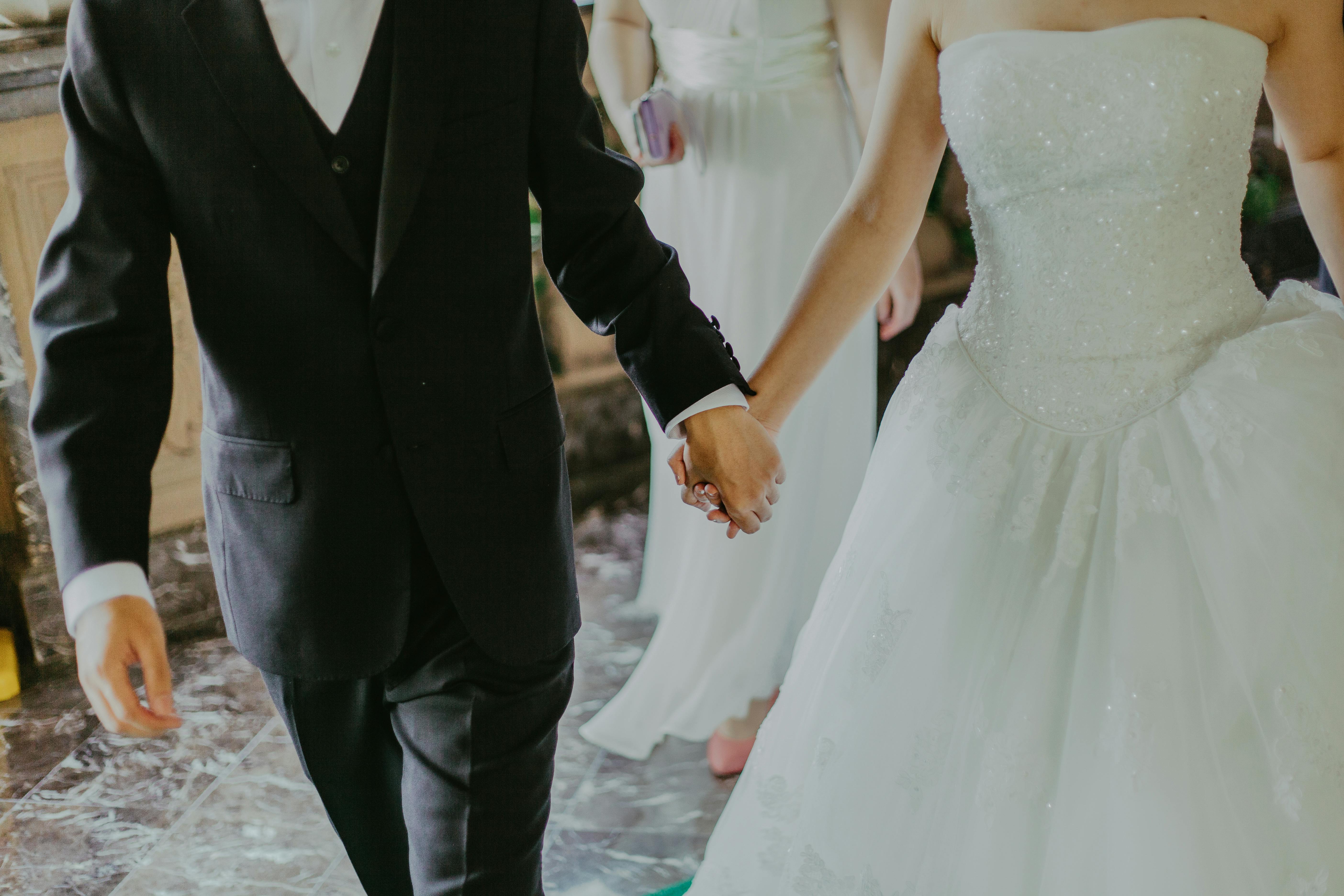 En esta fotografía, vemos a una testigo detrás de los novios en plena ceremonia