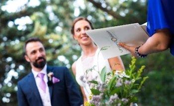 Uniendoficiante, Maestra de ceremonias.